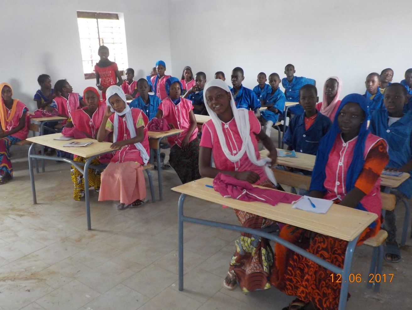 Studenti e studentesse scuola Ogo2 in Senegal