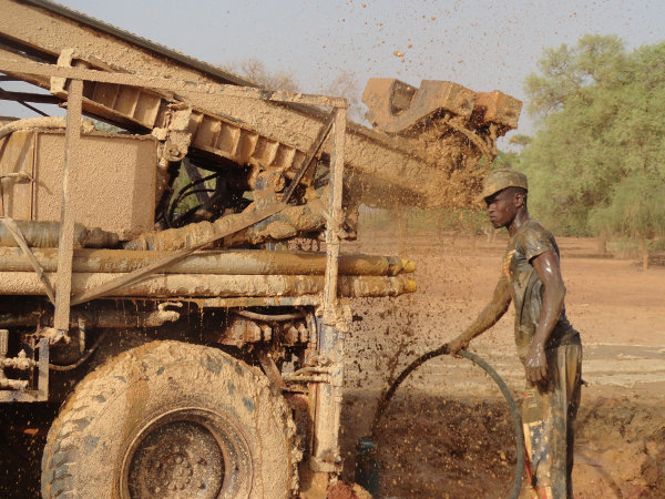 Un ragazzo del Burkina Faso al lavoro.