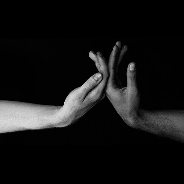 Due mani che si toccano