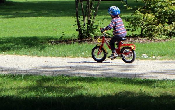 Un bambino in bicicletta