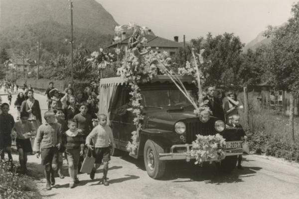 Il carro della Madonna Pellegrina sulle strade della campagna di Losone.