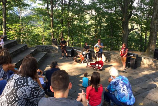 La band Eleonore Quartet suona all'Anfiteatro dei boschi durante la Camminata musicale di Arcegno 2018.